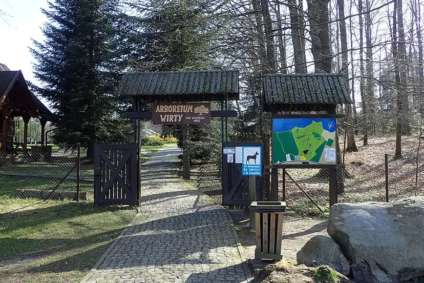 Brama wejściowa do arboretum w Wirtach